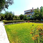 Giorgos Apartments. * Skala Fourkas